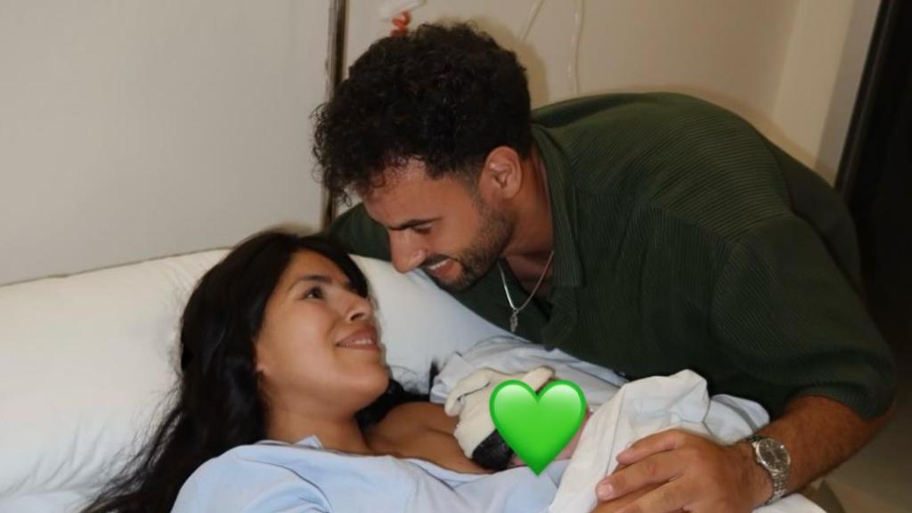 Isa Pantoja y Asraf Beno han compartido la primera foto de su primer hijo en común desde el hospital.