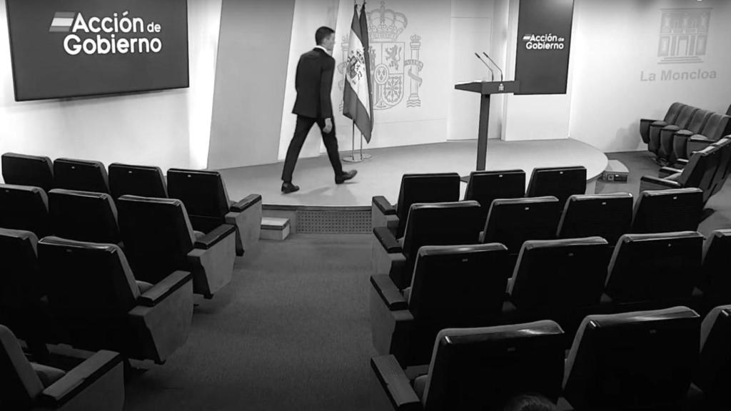 Sánchez se dirige a su atril para hacer una declaración institucional sin periodistas.