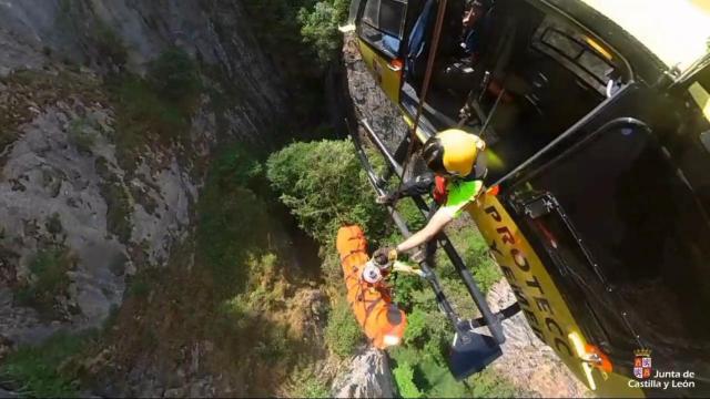 Momento del rescate de la mujer en la cueva