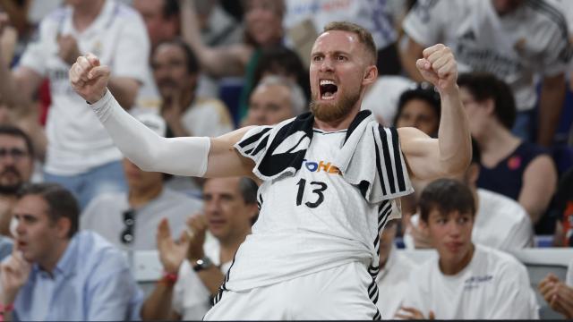 Dzanan Musa celebra con el Real Madrid de baloncesto