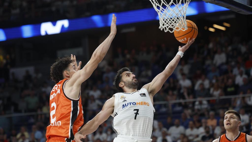 Campazzo lanza a canasta ante la presión de Josep Puerto.