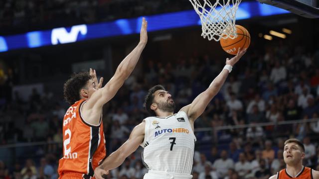 Campazzo lanza a canasta ante la presión de Josep Puerto.