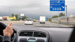 Muchos conductores lo hacen en España y puede costar 200 euros de multa: la sanción por circular así por un autovía