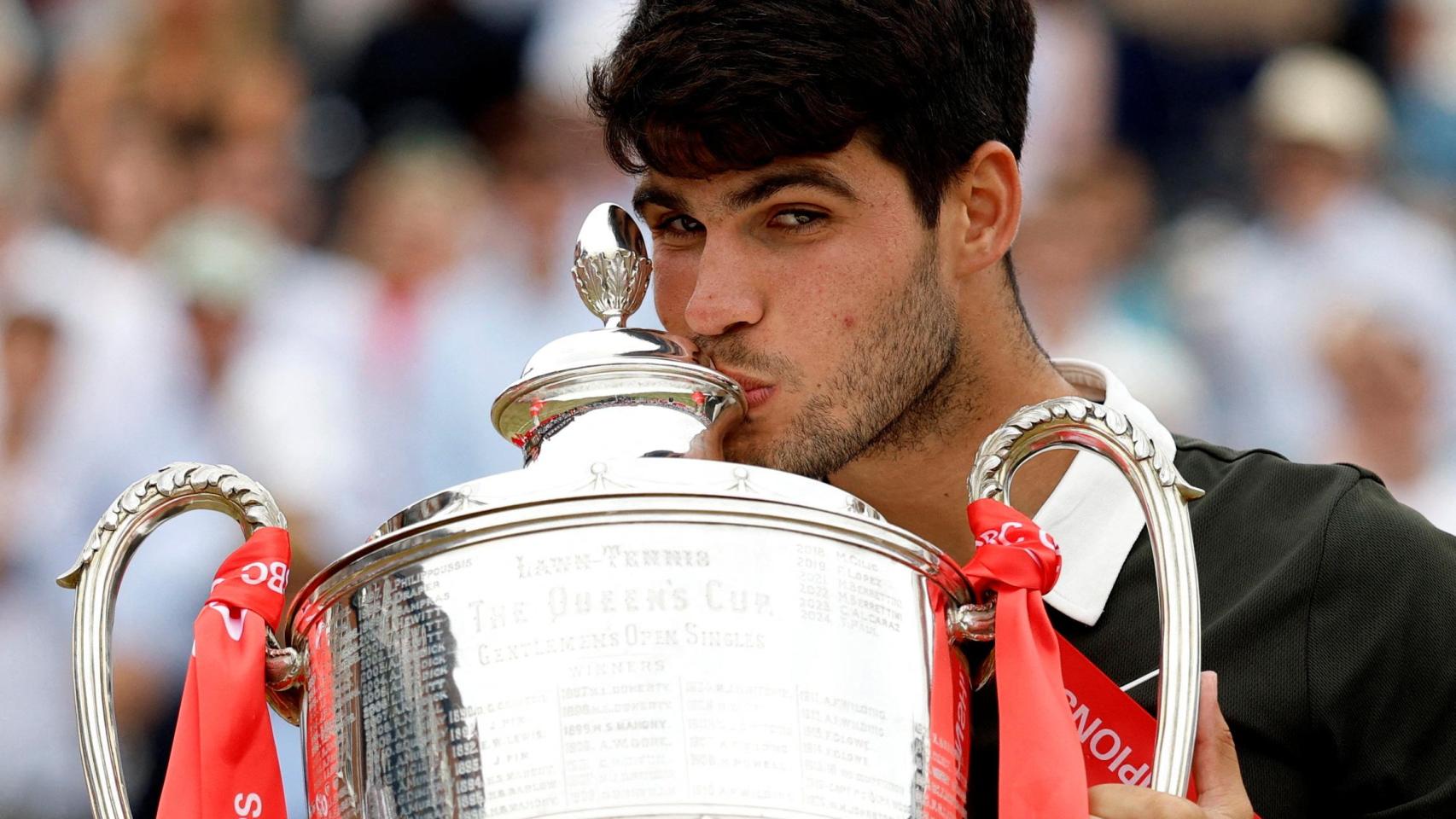 Carlos Alcaraz besa el trofeo que le acredita como campeón de Queen's.