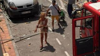 Una mujer con heridas, este jueves, tras la explosión de Casa Javi en Lo Pagán.