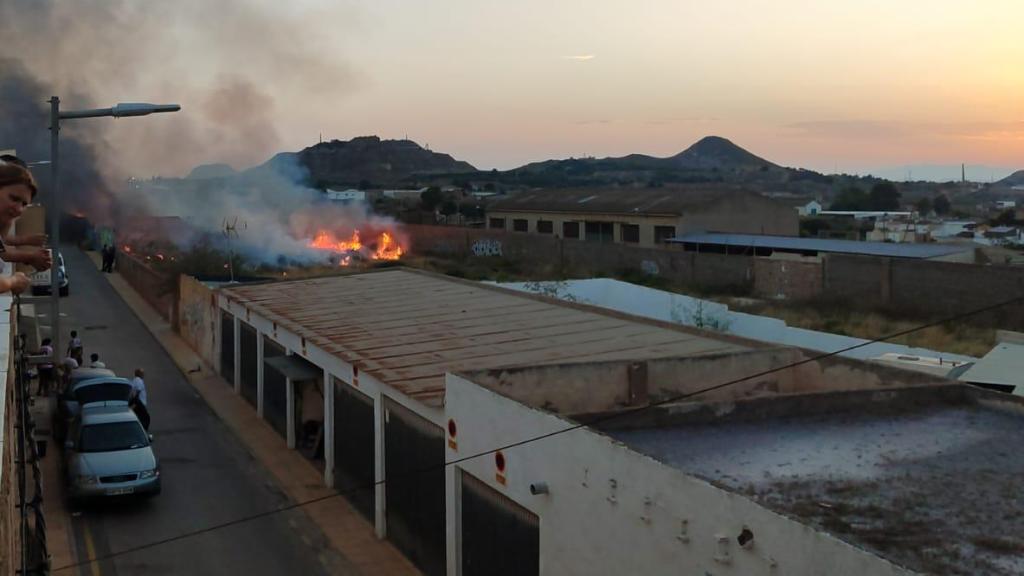 Una imagen del incendio que ha tenido lugar en un solar de La Unión (Murcia).