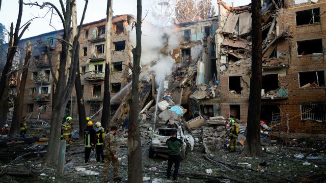 Un edificio de Kiev destruido por un ataque ruso.