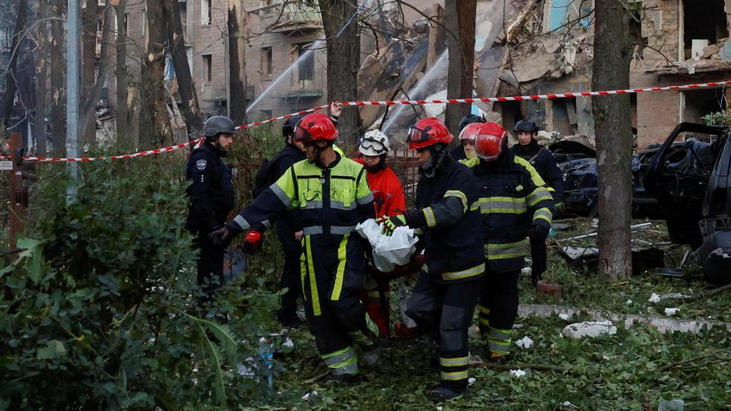 Los servicios de emergencia ucranianos transportan un cadáver.