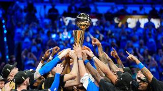 Los jugadores Oklahoma City Thunder levantan el trofeo de campeones de la NBA