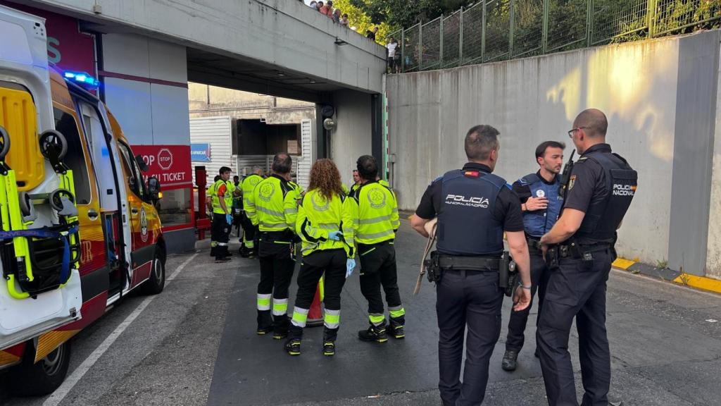 La zona desde la que ha sido empujada una mujer.
