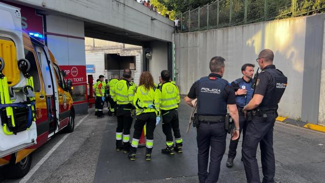 La zona desde la que ha sido empujada una mujer.