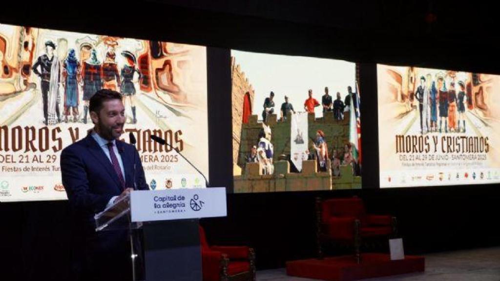 El director general del Instituto de Turismo de la región de Murcia, Juan Francisco Martínez, da el pregón de la fiestas de Moros y Cristianos de Santomera.