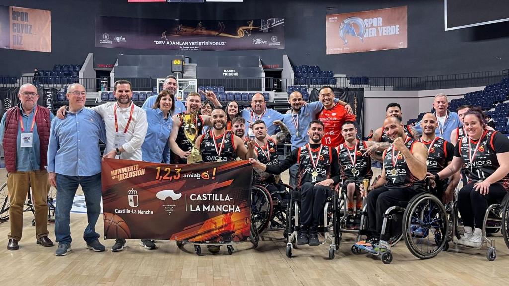 Plantilla del amiab Albacete, con su título de campeón de Europa.