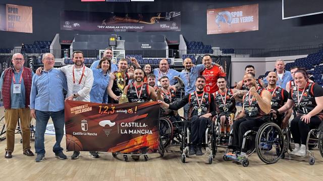 Plantilla del amiab Albacete, con su título de campeón de Europa.