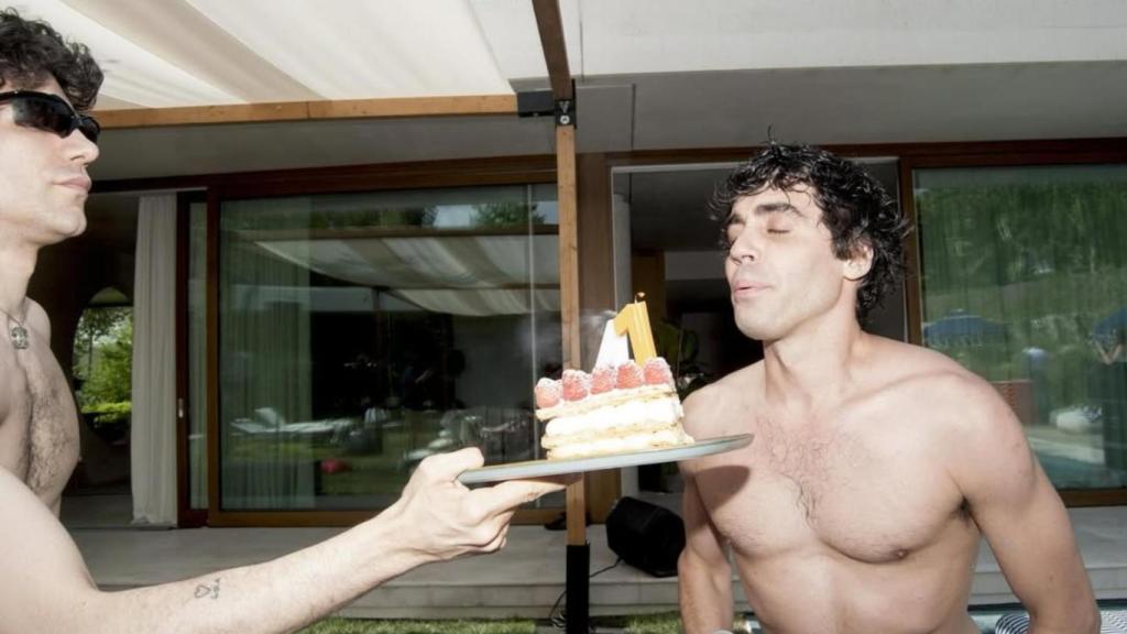 Javier Ambrossi soplando las velas de su 41 cumpleaños.