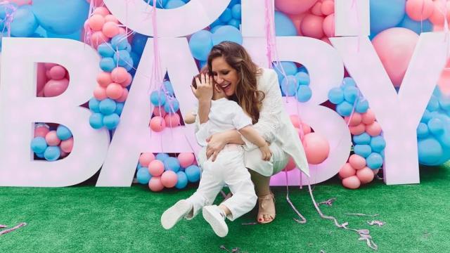 María Toledo junto a su hijo Vicente.