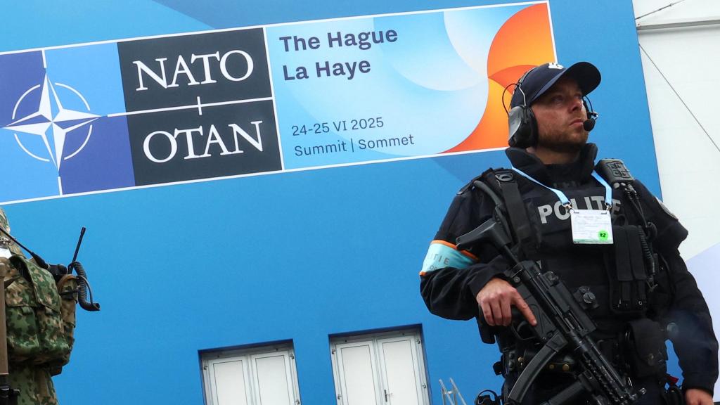 Un policía delante del auditorio donde tendrá lugar la cumbre de la OTAN en La Haya.