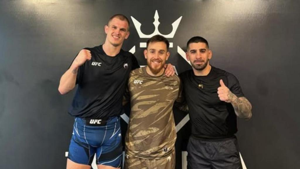 Javi Climent, junto al peleador Ian Garry e Ilia Topuria tras un entrenamiento