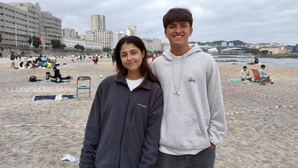 Iria y Iago, en su parcela en la playa del Orzán de A Coruña