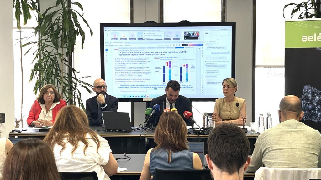 Presentación del informe sobre el apagón del 28 de abril de AELEC. De izda a dcha: Marina Serrano, presidenta de la asociación, responsables del informe y Marta Castro, directora de Regulación