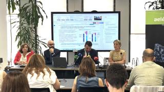 Presentación del informe sobre el apagón del 28 de abril de AELEC. De izda a dcha: Marina Serrano, presidenta de la asociación, responsables del informe y Marta Castro, directora de Regulación