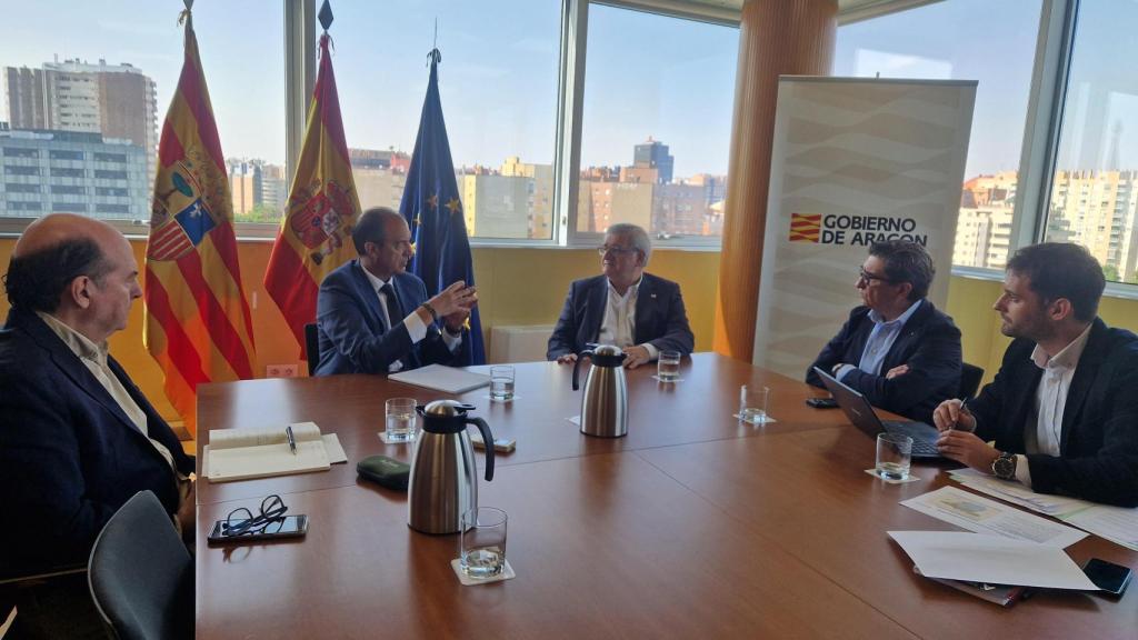 El consejero de Sanidad y el director general de Asistencia Sanitaria se reúnen con representantes de HORECA Zaragoza.