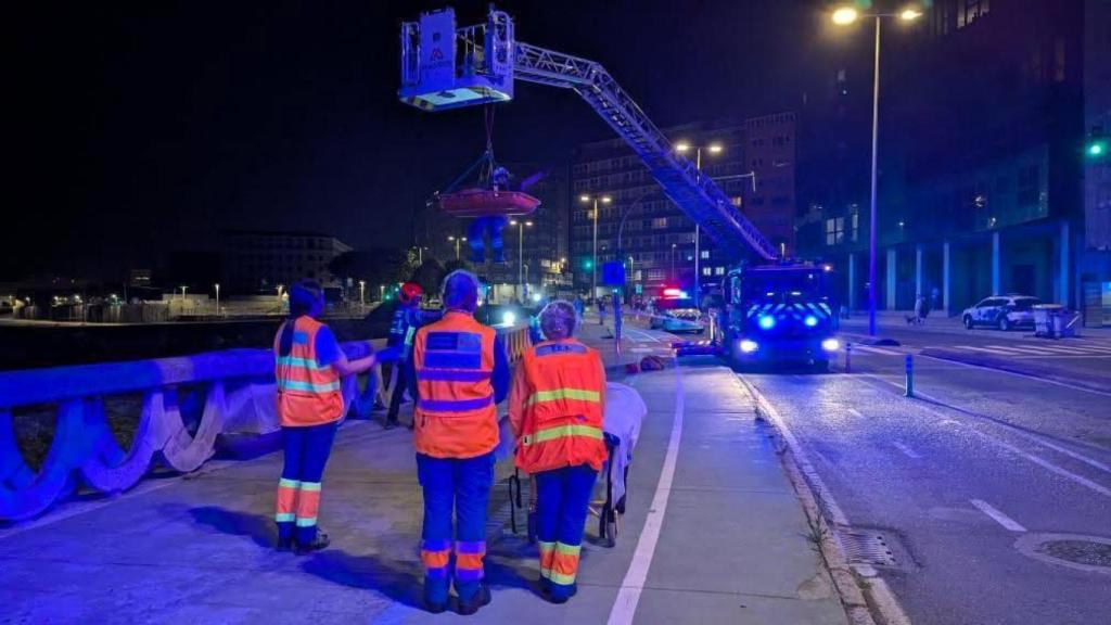 Rescatada una mujer tras una caída en San Roque de Afuera en el Paseo Marítimo de A Coruña