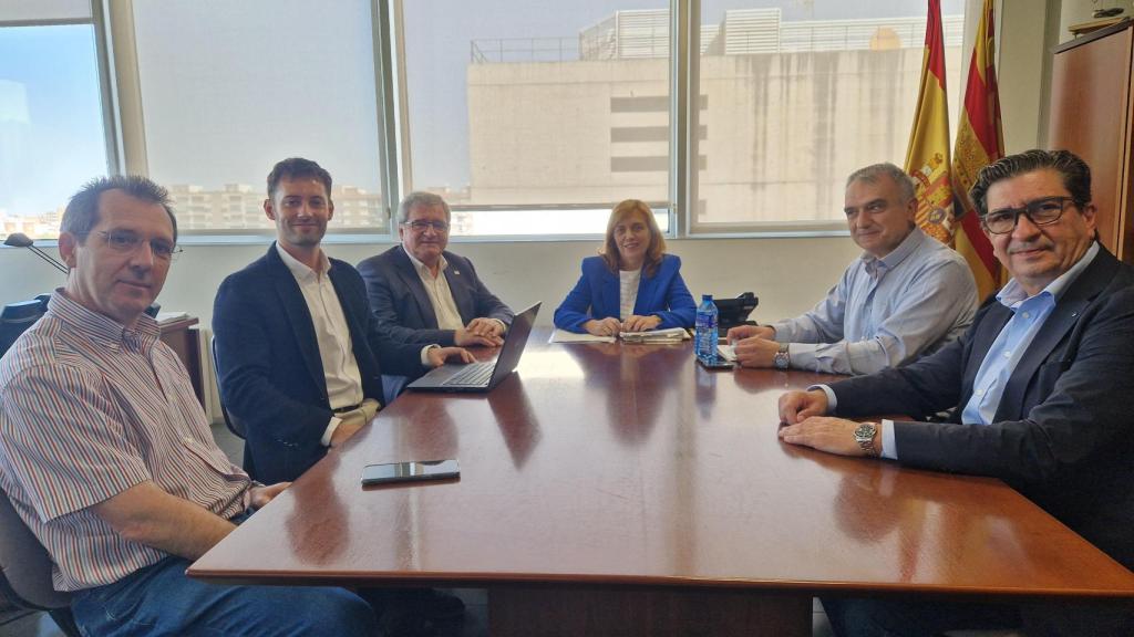La directora general de Salud Pública de Aragón y técnicos del Departamento de Sanidad, con representantes de HORECA Zaragoza.