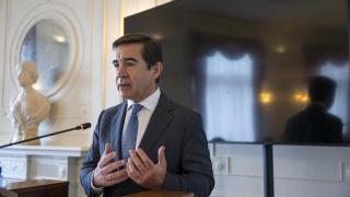 El presidente de BBVA, Carlos Torres Vila, durante la inauguración en la Universidad Internacional Menéndez Pelayo el curso organizado por la Asociación de Periodistas de Información Económica (APIE), este lunes.