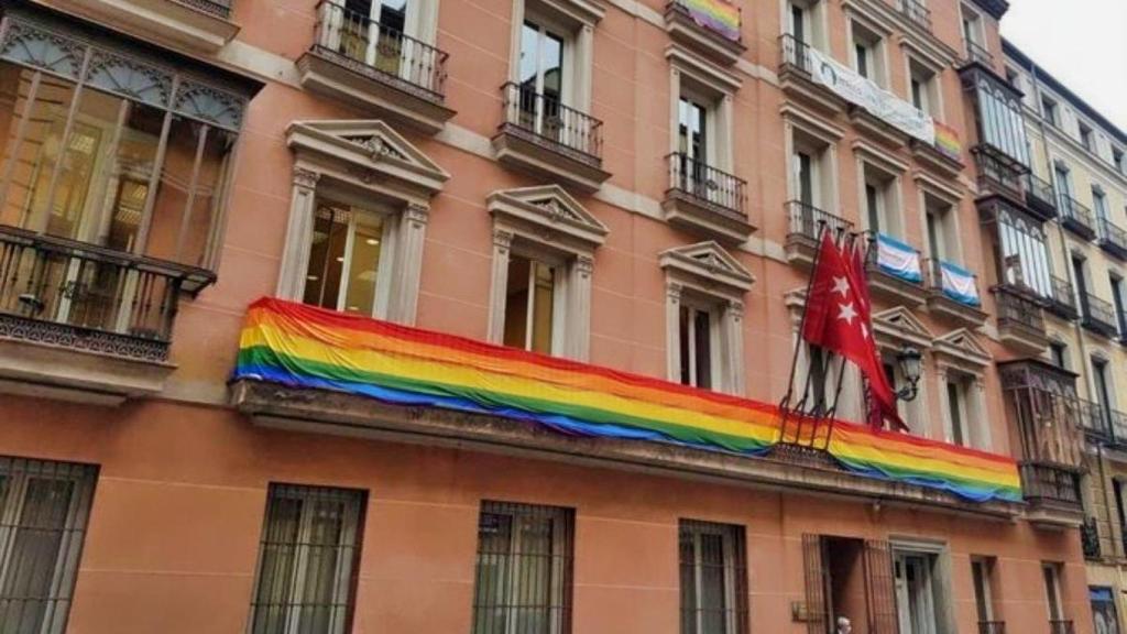 Banderolas LGTBI y trans se mantienen en balcones del Edificio de Grupos Municipales.