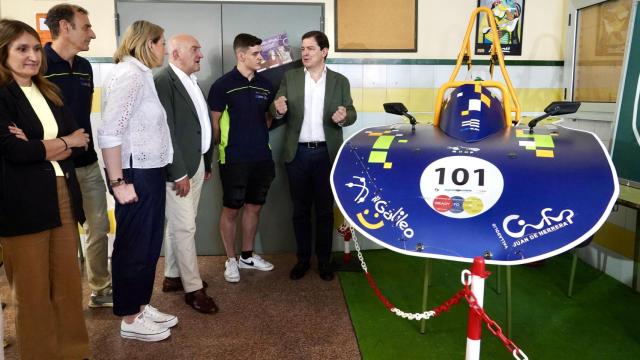 El presidente de la Junta, Alfonso Fernández Mañueco, y el alcalde de Valladolid, Jesús Julio Carnero, participan en la visita a los centros educativos del proyecto de inclusión ‘Pajarillos Educa’.