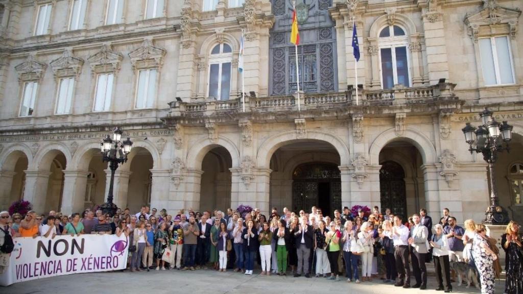 Concentración ante el ayuntamiento de A Coruña por el crimen machista del pasado 15 de junio.