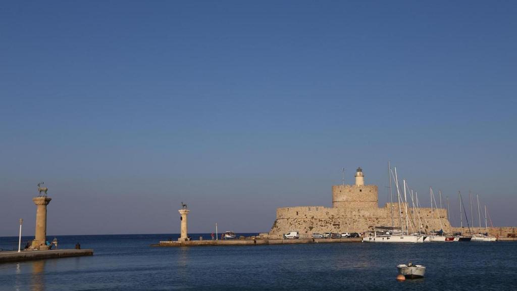 Puerto de Mandraki, en Rodas