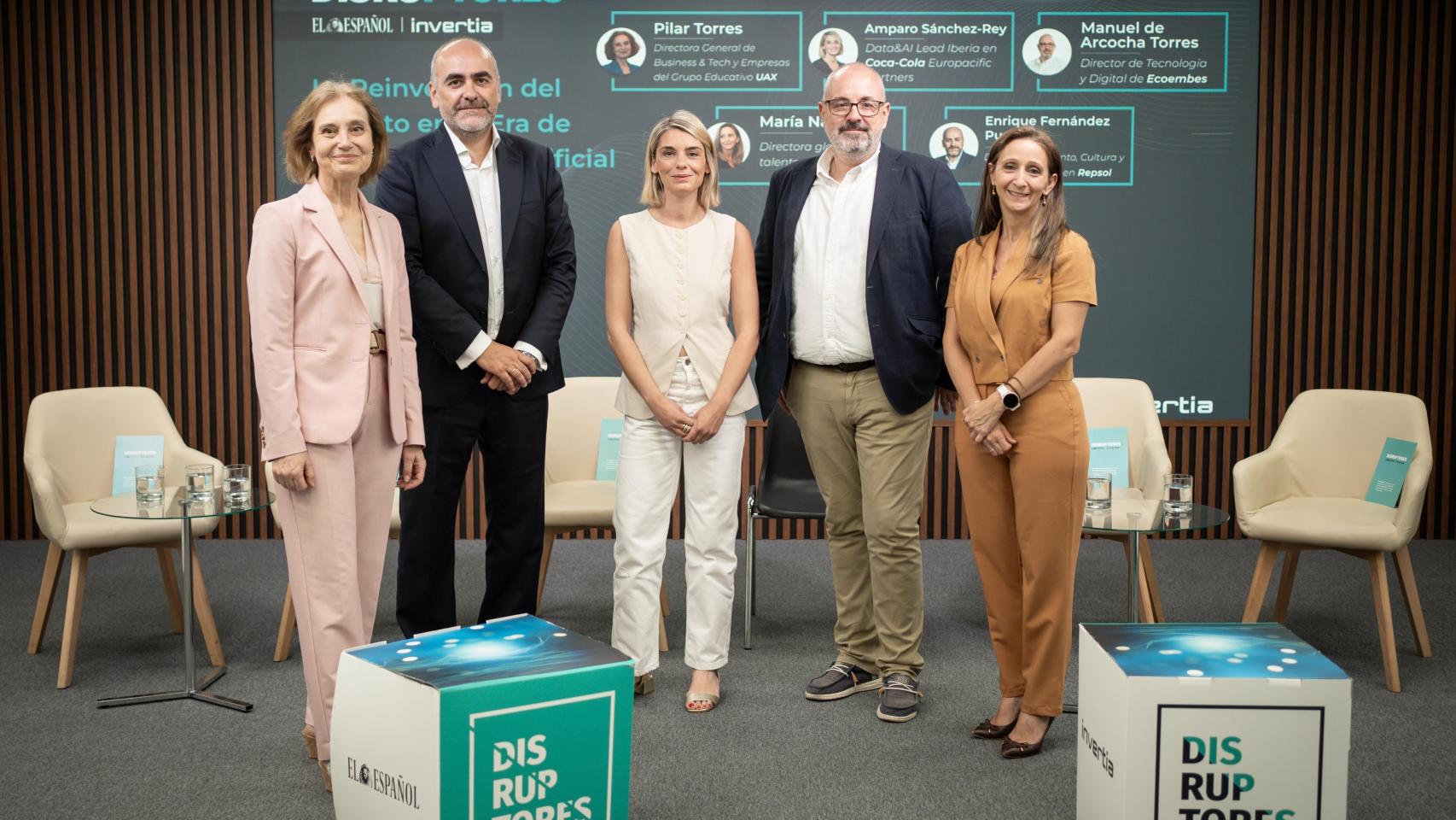 La directora general de Business & Tech y Empresas del Grupo Educativo UAX, Pilar Torres; el director de Talento, Cultura y Transformación de Repsol, Enrique Fernández; la CCEP Iberian Data&AI Lead de Coca Cola, Amparo Sánchez; el director de Tecnología y Digital de Ecoembes, Manuel de Arcocha Torres; y la directora global de talento en Mapfre, María Narváez.