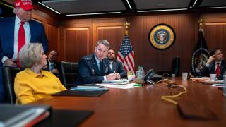 Trump, Susie Wiles, el general Dan Caine, JD Vance y Marco Rubio.