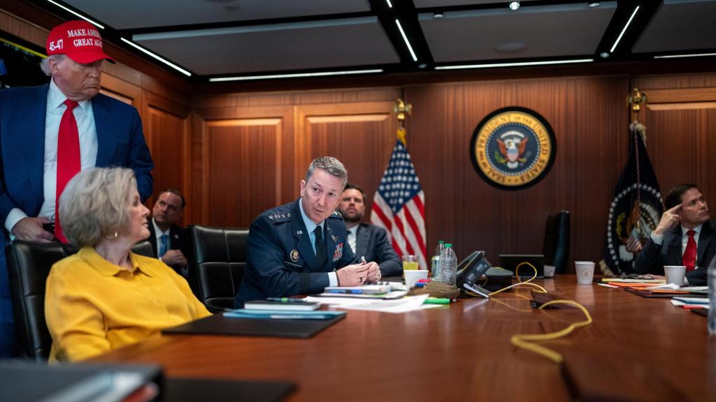 Trump, Susie Wiles, el general Dan Caine, JD Vance y Marco Rubio en la sala de crisis de la Casa Blanca durante el ataque.
