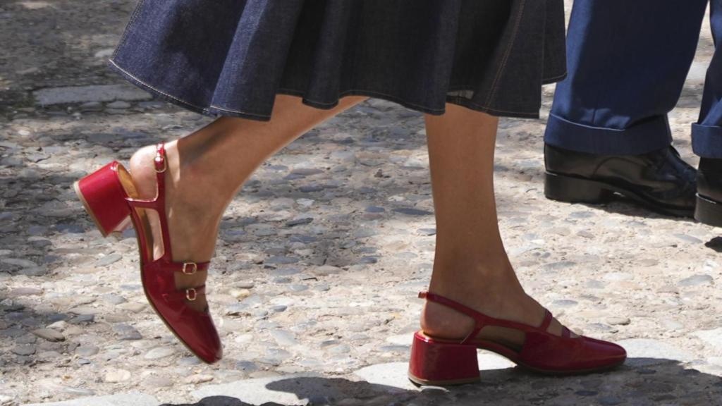 La reina Letizia ha estrenado zapatos 'babies' de Sézane.