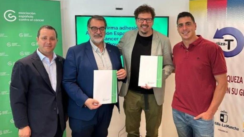 Fernando Jou y Andrés Martínez, en el centro de la imagen.