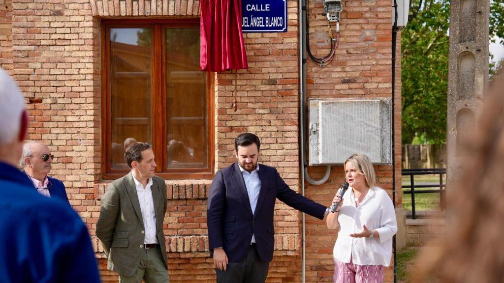 Mari Mar Blanco, hermana de Miguel Ángel con José Ángel Alonso y Conrado Íscar en Villalón