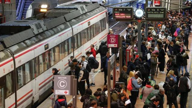 Cientos de personas esperando a un tren de Cercanías en Madrid.