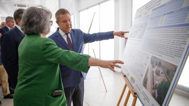El presidente de Castilla-La Mancha, Emiliano García-Page, junto a la consejera de Desarrollo Sostenible, Mercedes Gómez.