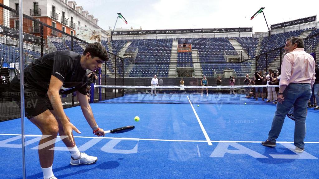 El consejero de la Presidencia, Luis Miguel González Gago, y el alcalde de Valladolid, Jesús Julio Carnero, junto a Arturo Coello y Carolina Navarro en el recinto del Oysho Valladolid P2 Premier Padel