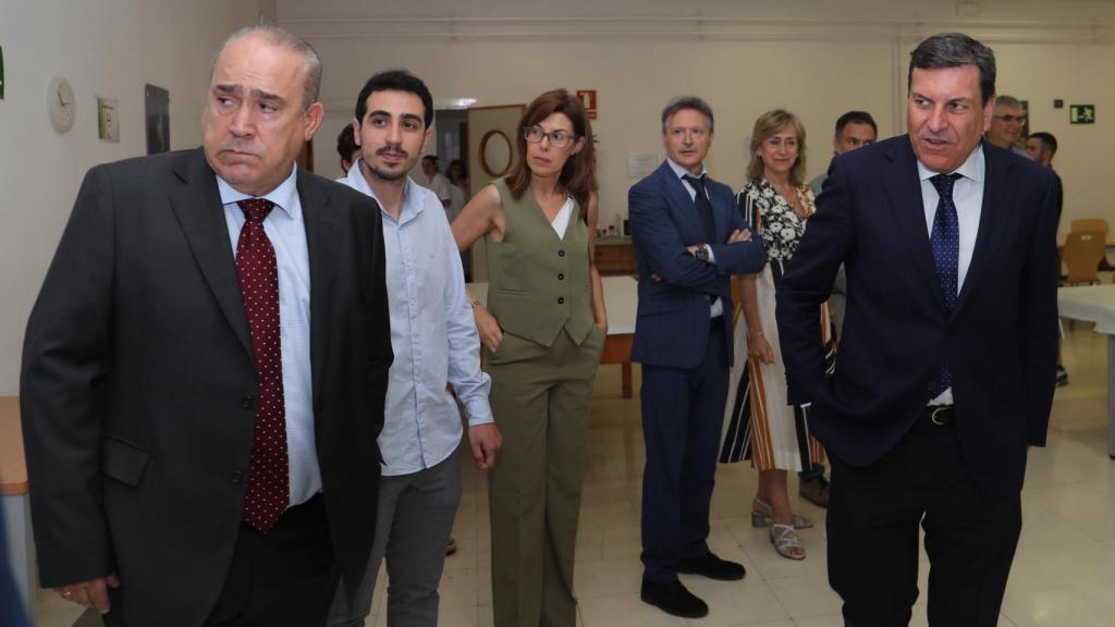 El consejero de Economía y Hacienda y portavoz de la Junta, Carlos Fernández Carriedo (D), preside el comité de seguimiento del Protocolo Plataforma Agroalimentaria Palencia 2030, en la imagen junto a algunos de los integrantes el comité, este lunes