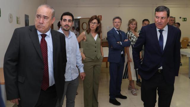 El consejero de Economía y Hacienda y portavoz de la Junta, Carlos Fernández Carriedo (D), preside el comité de seguimiento del Protocolo Plataforma Agroalimentaria Palencia 2030, en la imagen junto a algunos de los integrantes el comité, este lunes