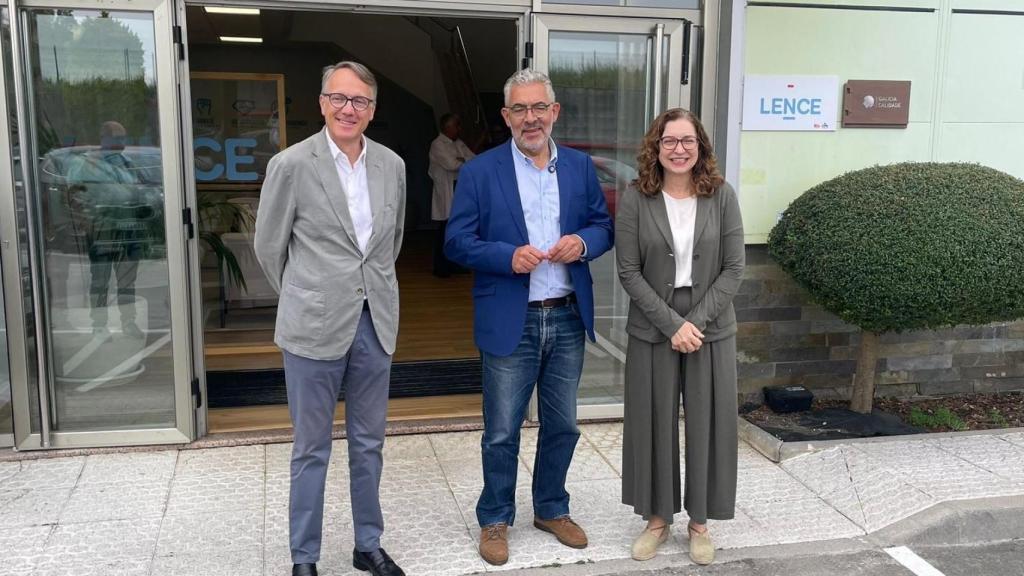 Miguel Fernández, en el centro al lado de Carmen Lence, en las instalaciones de Grupo Lence en O Ceao.