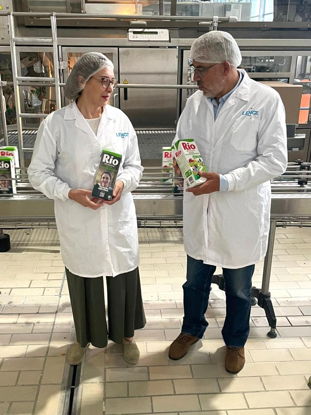 Lence y Fernández, en el interior de las instalaciones industriales.