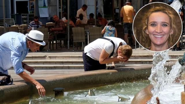 Eugenia del Río y dos personas mojándose en una fuente.