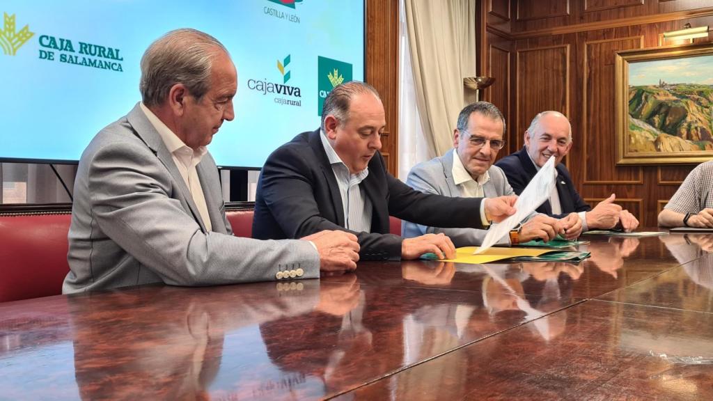 Un momento de la firma del convenio entre las cajas rurales y Urcacyl