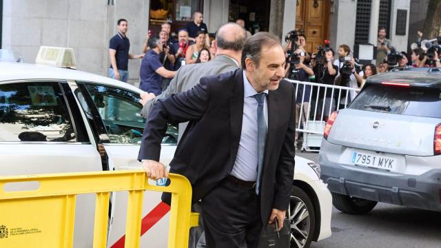 El exministro de Transportes José Luis Ábalos, este lunes, a su llegada al Supremo.