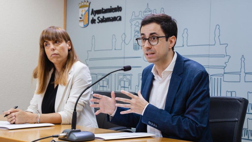 El portavoz del Grupo Municipal Socialista, José Luis Mateos, junto a la viceportavoz, María Sánchez